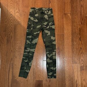 Lululemon Athletica Women’s Fast and Free Green Camo Leggings size 2